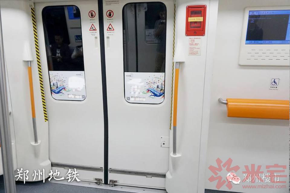 郑州地铁与西安地铁相同,已行驶站点提示灯均在车门正上方,郑州地铁